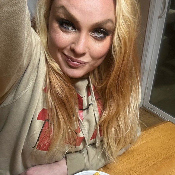 Meet your Posher, Andrea - Picture 2 of 4